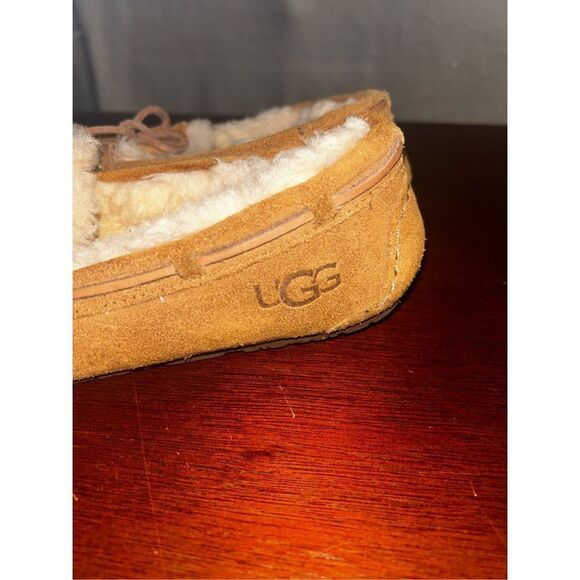 Ugg Dakota Moccasins size 4 girls - Picture 2 of 8
